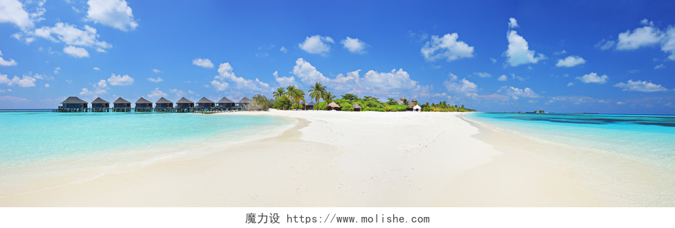 蓝天白云下的热带岛屿马尔代夫马尔代夫的热带小岛